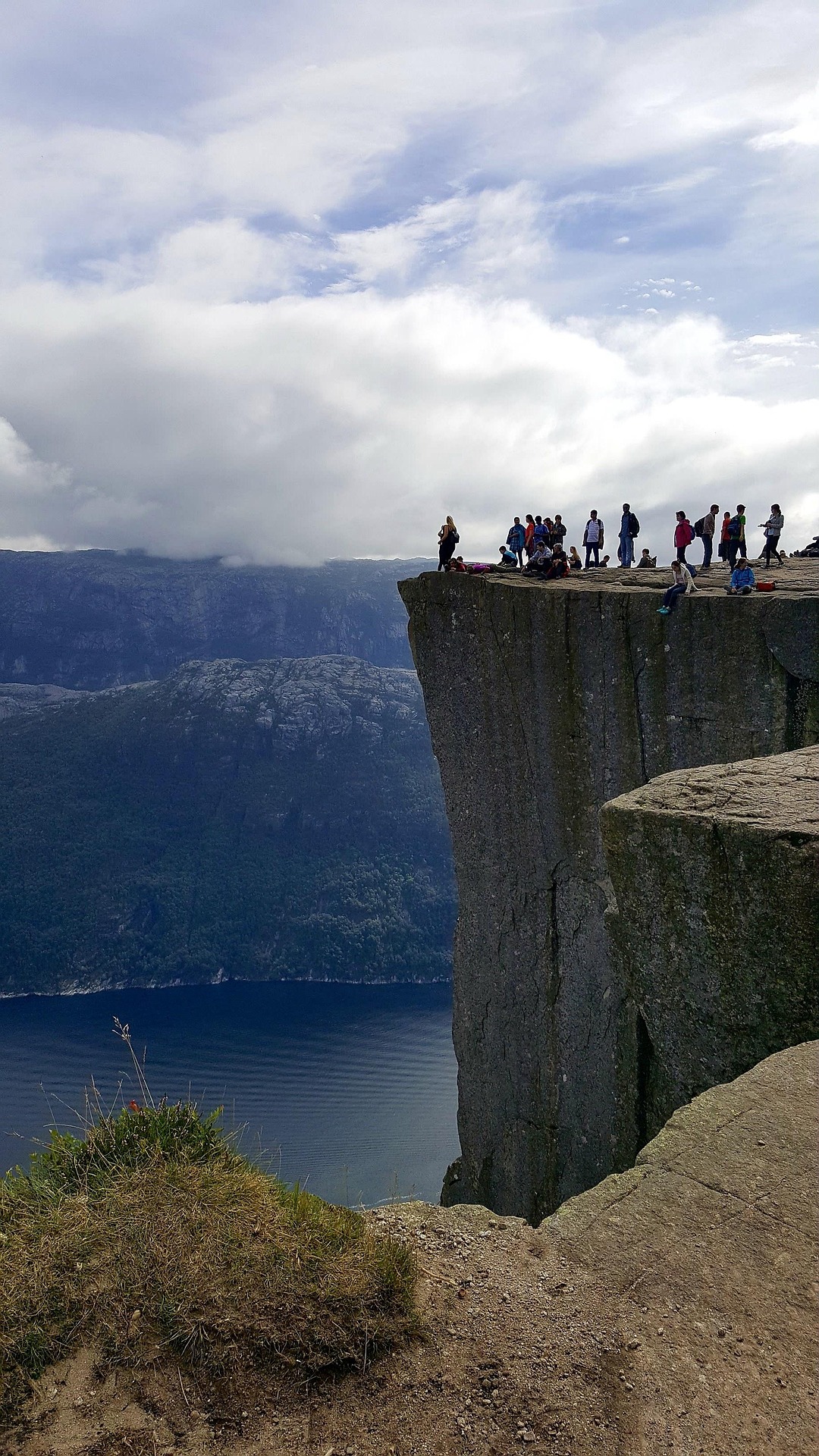Preikestolen Pulpit Rock 604 metry nad Lysefjordem Stavanger Norwegia widok z platformy skalnej turyści